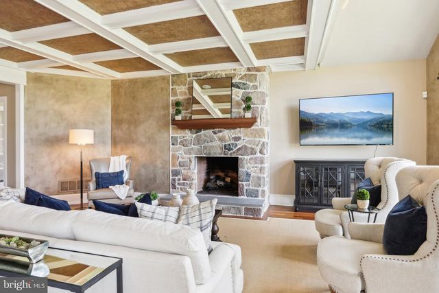 2 AUTUMN MEADOW LN, Malvern, PA 19355