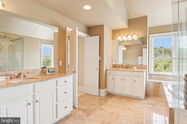 2 AUTUMN MEADOW LN, Malvern, PA 19355