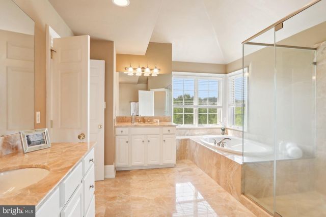 2 AUTUMN MEADOW LN, Malvern, PA 19355