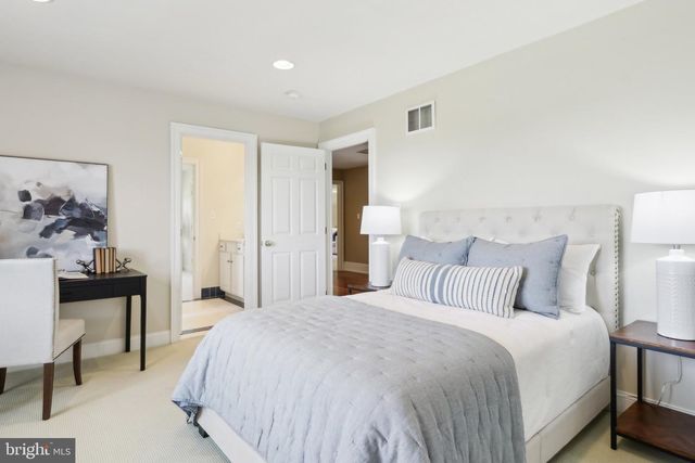 2 AUTUMN MEADOW LN, Malvern, PA 19355