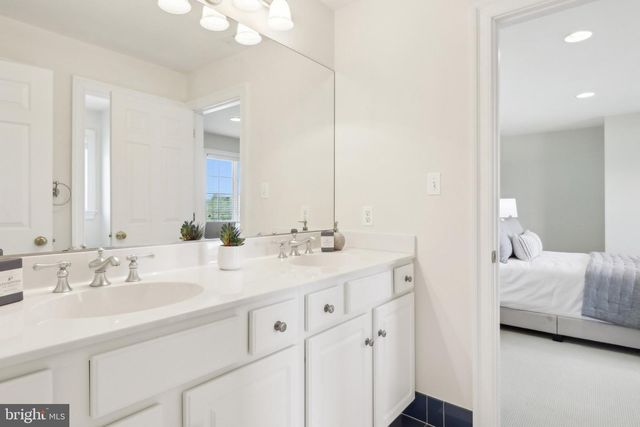 2 AUTUMN MEADOW LN, Malvern, PA 19355