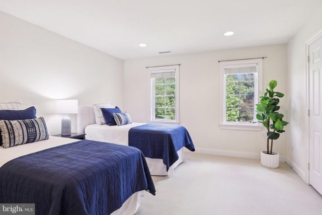 2 AUTUMN MEADOW LN, Malvern, PA 19355