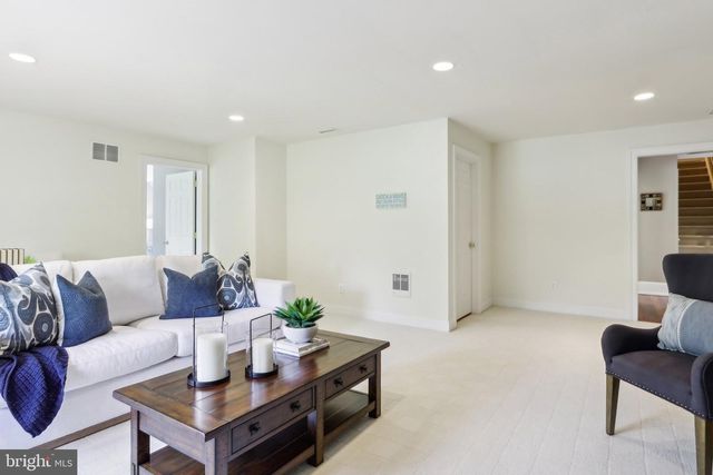 2 AUTUMN MEADOW LN, Malvern, PA 19355