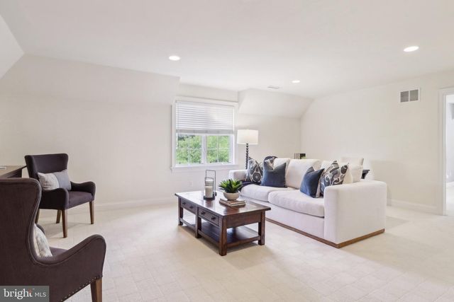 2 AUTUMN MEADOW LN, Malvern, PA 19355