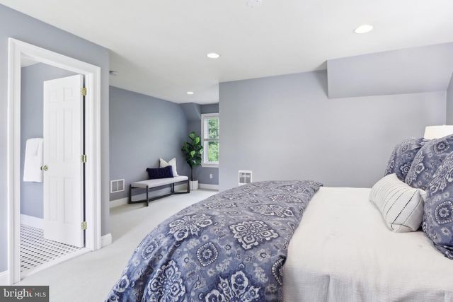 2 AUTUMN MEADOW LN, Malvern, PA 19355