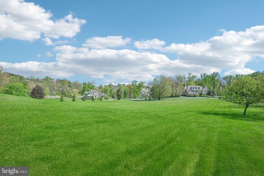 2 AUTUMN MEADOW LN, Malvern, PA 19355