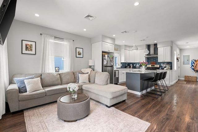 109 Thomas Burgin Pkwy 2, Quincy, MA 02169