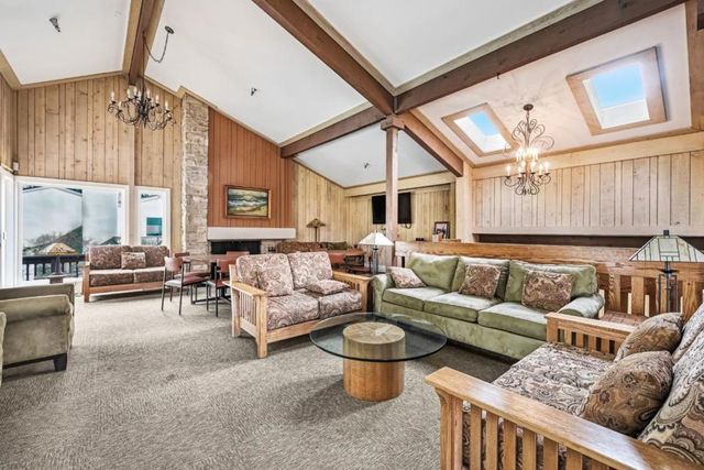 19124 Vineyard Lane, Saratoga, CA 95070
