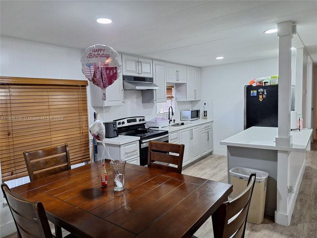 21760 NW 3rd St, Pembroke Pines, FL 33029