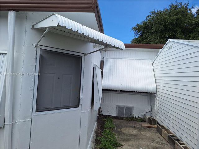 21760 NW 3rd St, Pembroke Pines, FL 33029