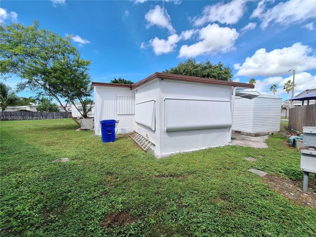 21760 NW 3rd St, Pembroke Pines, FL 33029