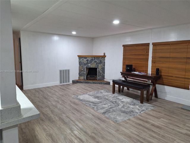 21760 NW 3rd St, Pembroke Pines, FL 33029