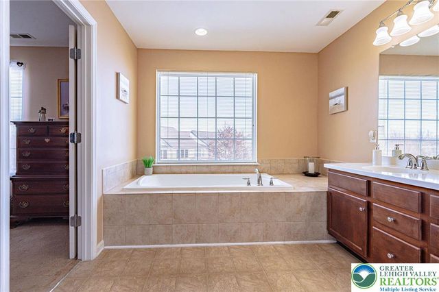 8542 Mayfair Court, Upper Macungie Twp, PA 19031