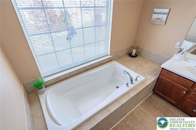 8542 Mayfair Court, Upper Macungie Twp, PA 19031