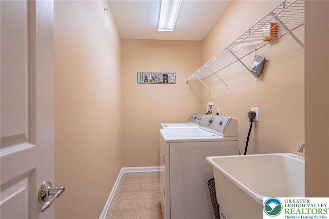 8542 Mayfair Court, Upper Macungie Twp, PA 19031