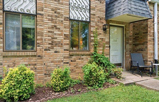 258 Lake Chateau Dr, Hermitage, TN 37076
