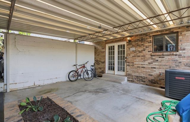 258 Lake Chateau Dr, Hermitage, TN 37076