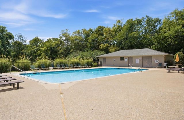 258 Lake Chateau Dr, Hermitage, TN 37076