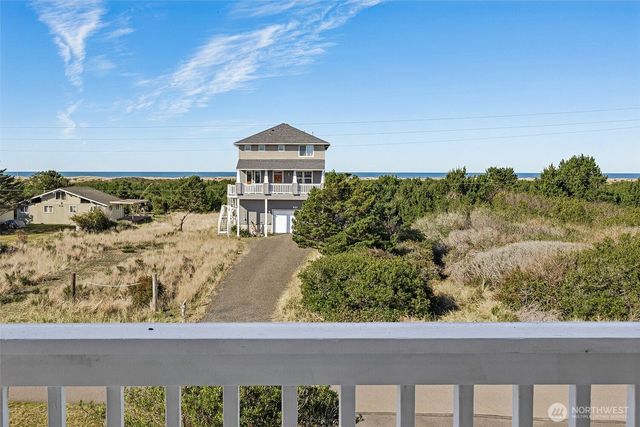 898 S Sand Dune Avenue SW, Ocean Shores, WA 98569