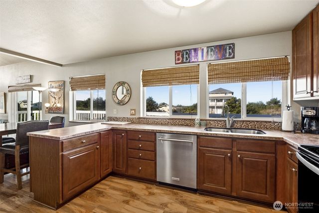 898 S Sand Dune Avenue SW, Ocean Shores, WA 98569