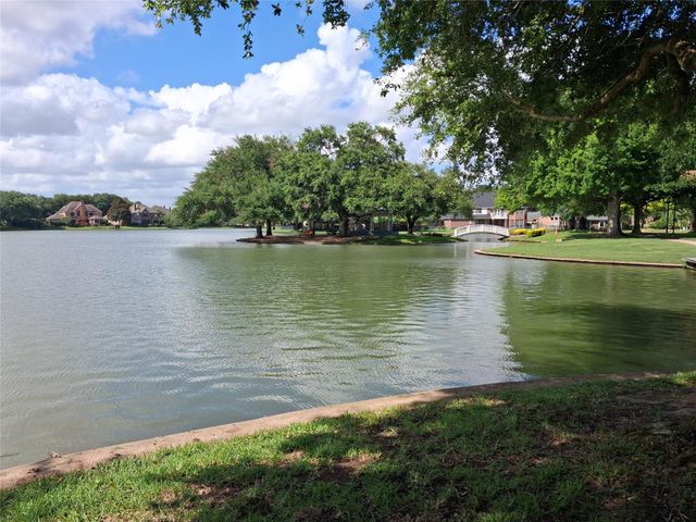 10 Lake Mist Court, Sugar Land, TX 77479