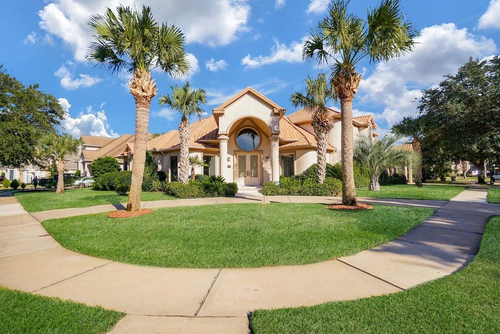 10 Lake Mist Court, Sugar Land, TX 77479