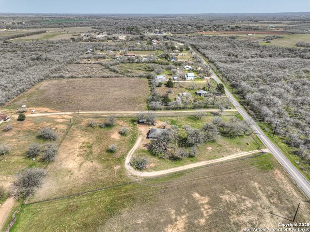 100 Meadow Lake, Seguin, TX 78155