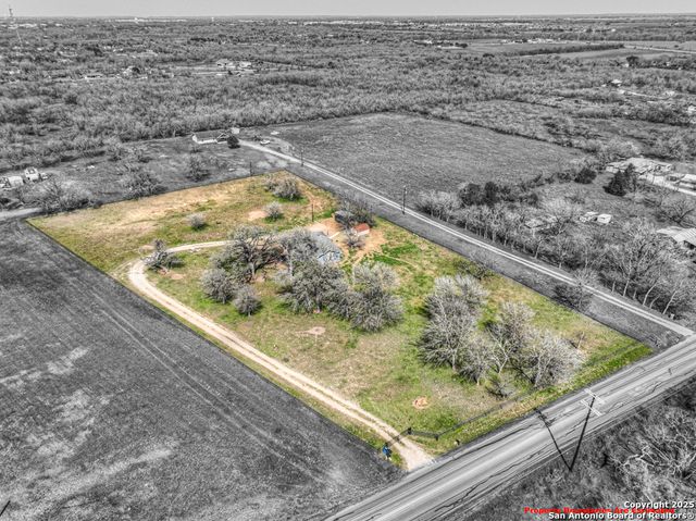 100 Meadow Lake, Seguin, TX 78155