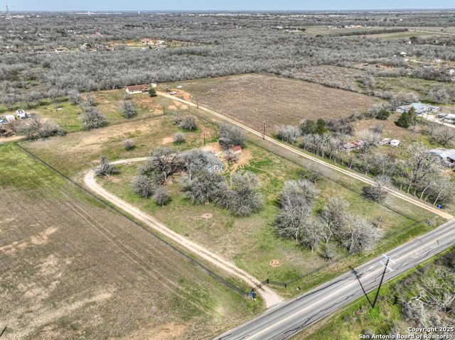 100 Meadow Lake, Seguin, TX 78155