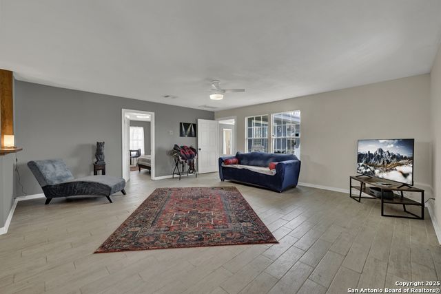 100 Meadow Lake, Seguin, TX 78155