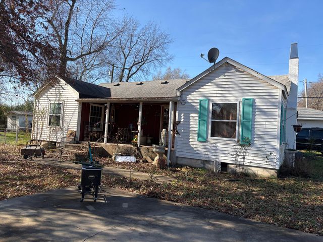 212 E 11th Street, Grove, OK 74344