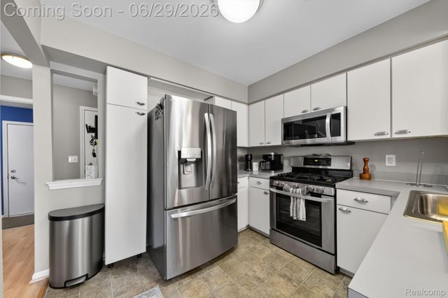 4554 Hunters Circle E, Canton Charter Township, MI 48188