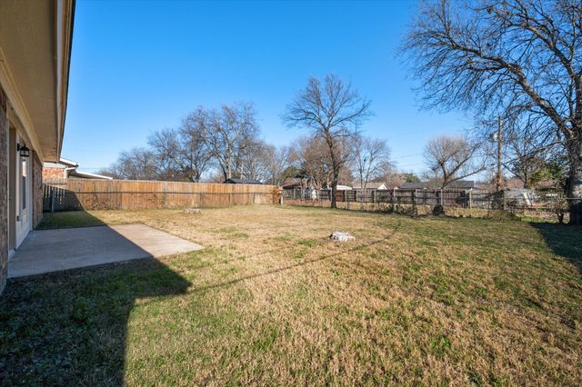 520 NW Charlyne Drive, Burleson, TX 76028