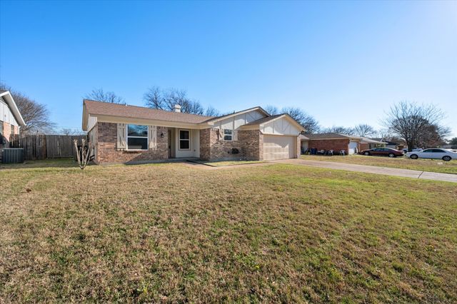 520 NW Charlyne Drive, Burleson, TX 76028