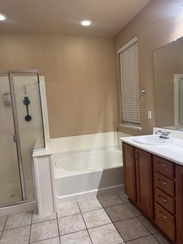 280 Finchwood Dr, Lathrop, CA 95330