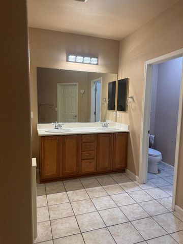 280 Finchwood Dr, Lathrop, CA 95330