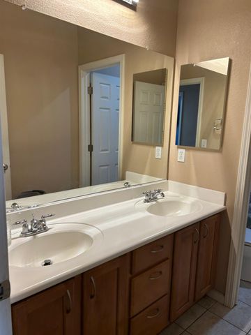 280 Finchwood Dr, Lathrop, CA 95330
