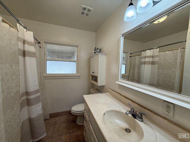 2512 Barnett Street, Bakersfield, CA 93308