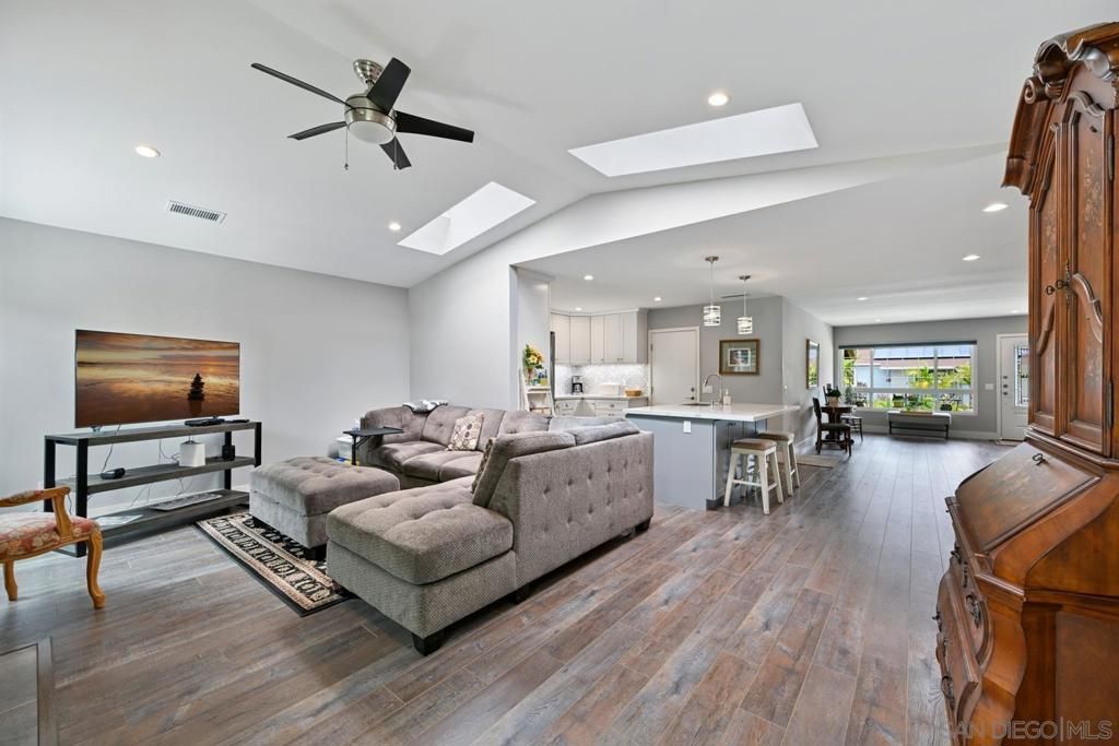 Image 3 of property listing at 4940 Edwin Pl, San Diego, CA 92117