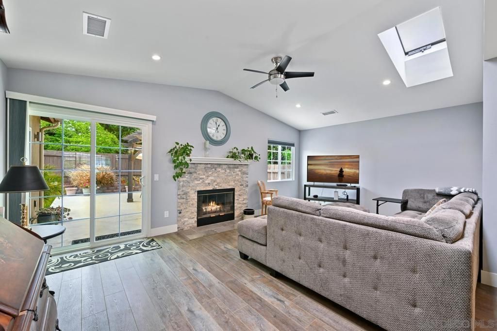 Image 5 of property listing at 4940 Edwin Pl, San Diego, CA 92117