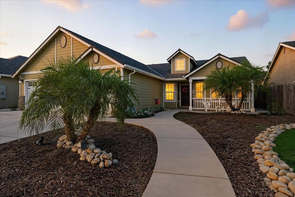 Image 1 of property listing at 3833 W Vine Avenue, Visalia, CA 93291