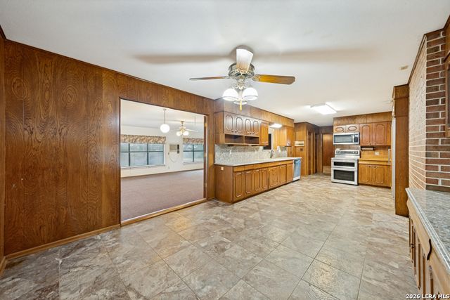 4875 MOUNT OLIVE RD, Adkins, TX 78101