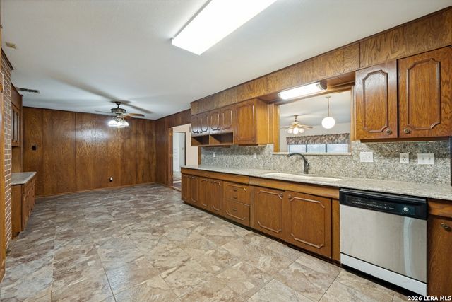 4875 MOUNT OLIVE RD, Adkins, TX 78101