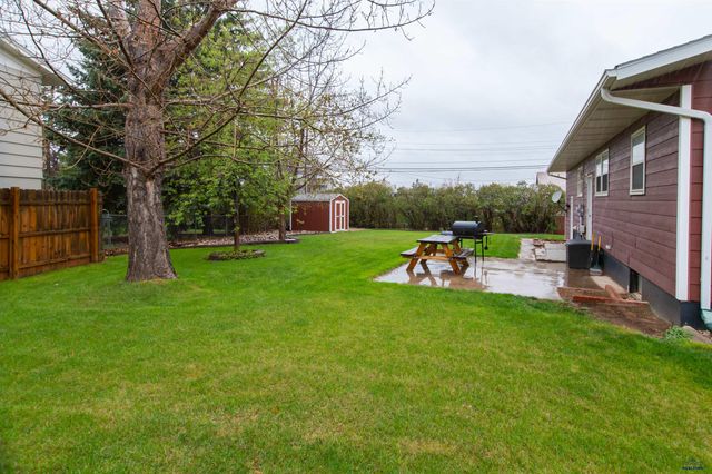 2125 ARROYO DR, Rapid City, SD 57702