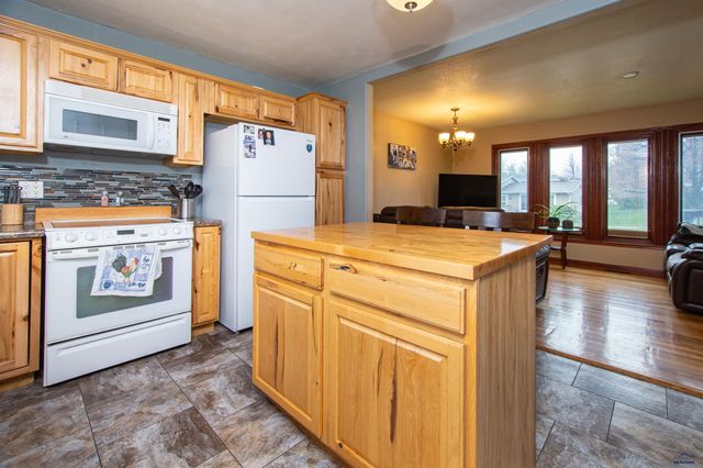 2125 ARROYO DR, Rapid City, SD 57702