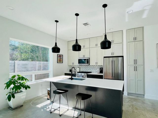 910 Gullett ST 2, Austin, TX 78702