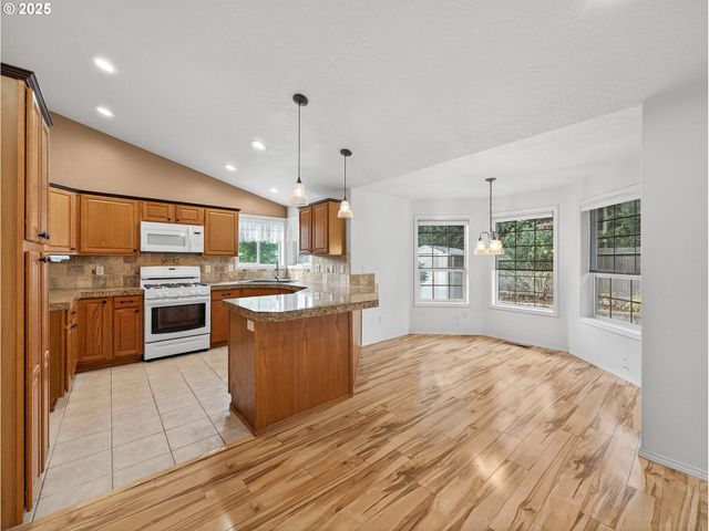 607 Nw HEATH St, Dallas, OR 97338