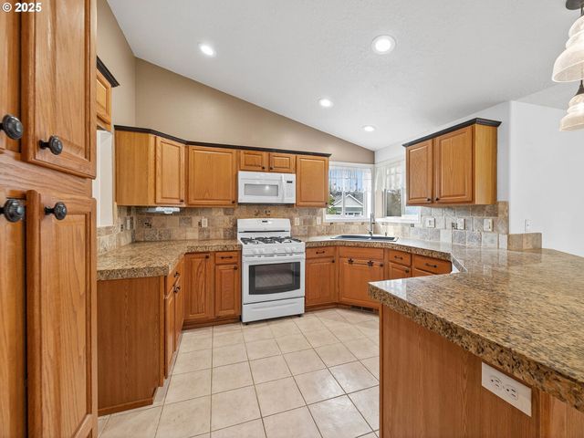 607 Nw HEATH St, Dallas, OR 97338