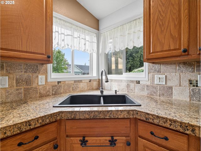 607 Nw HEATH St, Dallas, OR 97338