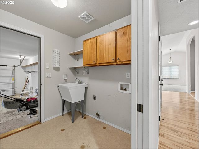 607 Nw HEATH St, Dallas, OR 97338